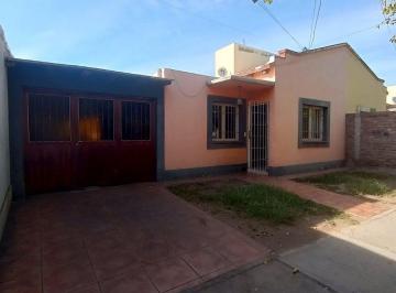 Casa · 90m² · 6 Ambientes · 1 Cochera · Casa en Las Heras 4 Dorm. y Patio