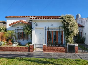 Ubicada en una zona residencial tranquila de Castelar Norte, a tan solo 7 cuadra · Castelar Norte - Venta - Casa 4 Ambientes