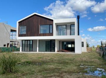 Casa · 201m² · 4 Ambientes · Casa en Venta en El Naudir