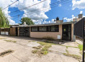 Casa · 90m² · 7 Ambientes · 1 Cochera · Venta - Cada de 3 Dorm. con Local Incluido - Funes - Barrio Alfonsin.
