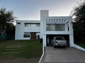 Casa de 8 ambientes, La Calera · La Rufina Casa en Venta 4 Dorm. Terreno Plano 100%
