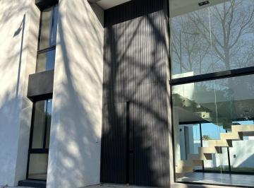 Casa · 174m² · 5 Ambientes · 2 Cocheras · Casa de Categoría | Campo Chico