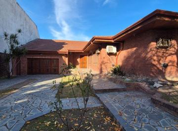 Casa · 447m² · 5 Ambientes · 4 Cocheras · Imponente Casa con Gran Parque en Banfield Este
