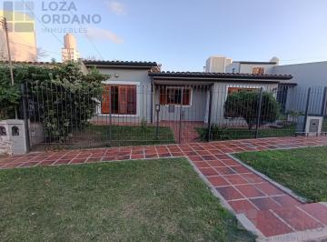 Casa · 215m² · 6 Ambientes · 1 Cochera · Casa en Barrio Residencial Olivos Calle Neptuno