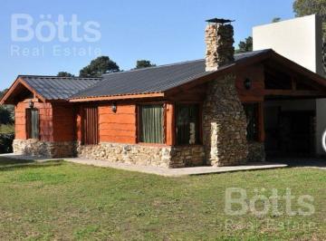 Casa · 85m² · 3 Ambientes · 2 Cocheras · Cabaña en Los Acantilados