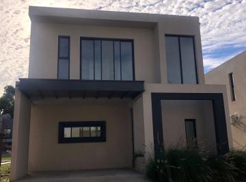 Casa de 4 ambientes, Pilar · Townhouse Confortable