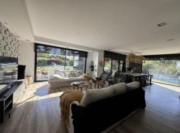 Casa · 225m² · 5 Ambientes · 2 Cocheras · Venta Casa Moderna y con Gran Lote en El Barrio Privado Rumenco
