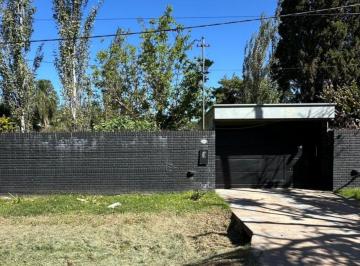 Casa · 183m² · 4 Ambientes · 1 Cochera · Propiedad en Venta en un Entorno Tranquilo