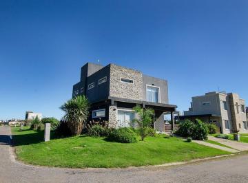 Casa · 163m² · 4 Ambientes · 3 Cocheras · Casa en Venta con Piscina en Cruz del Sur Canning