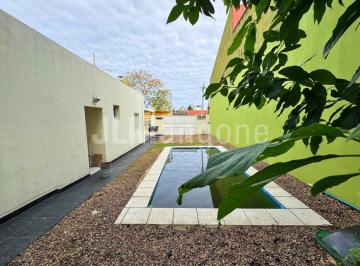 Casa · 90m² · 4 Ambientes · 2 Cocheras · Casa 4 Ambientes con Piscina, Cocheras y Parque