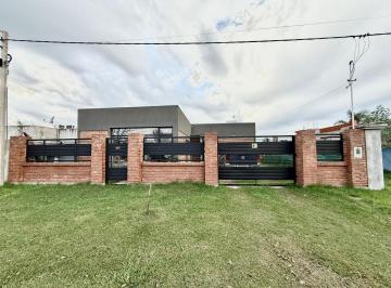 Casa · 130m² · 3 Ambientes · 2 Cocheras · Venta - Casa 2 Dorm. en Punta Chacra, Roldan