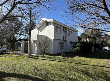 Casa · 220m² · 5 Ambientes · 2 Cocheras · Alquiler Casa 4 Dorm. 3 Baños con Piscina en "Funes R"
