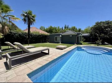 Casa de 8 ambientes, Chacras de Coria · Casa en Chacras de Coria - Piscina