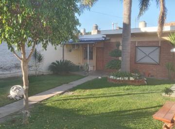 Casa · 300m² · 5 Ambientes · 2 Cocheras · Casa en Santa Rosa 2400