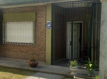 Casa · 200m² · 3 Ambientes · 2 Cocheras · Casa en Venta - 2 Dorm. 3 Baños - 300 m² - Ituzaingó