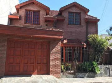 Casa · 225m² · 4 Ambientes · 1 Cochera · Casa en Venta - 3 Dorm. 2 Baños - Cochera - 250 m² - Bernal Oeste