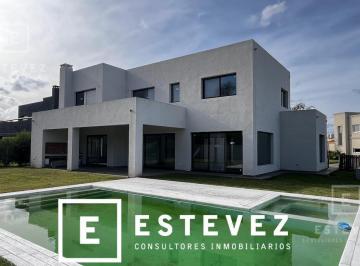 Casa · 261m² · 7 Ambientes · 2 Cocheras · Casa en Venta, Pileta, Barrio Cerrado, Escobar
