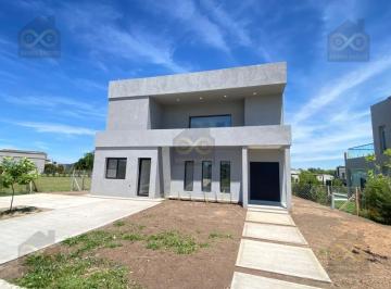 Casa · 149m² · 1 Cochera · Casa en Venta en Santa Lucia, Pilar del Este, Pilar