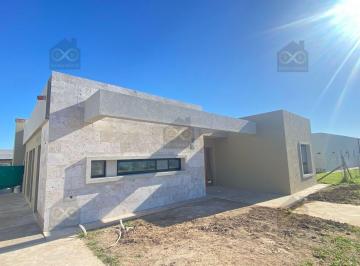 Casa · 136m² · 1 Cochera · Casa en Venta en Santa Lucia, Pilar del Este, Pilar