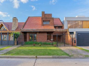 Casa · 150m² · 4 Ambientes · 1 Cochera · Casa de 4 Ambientes con Garaje y Parque en Venta en Parque Luro