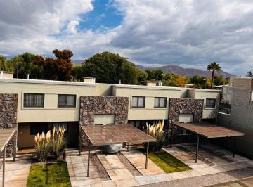 Casa de 2 ambientes, Ciudad de Mendoza · Alquiler Frente Dalvian Duplex Dos Dormi, Patio, Cochera C/porton Automatico