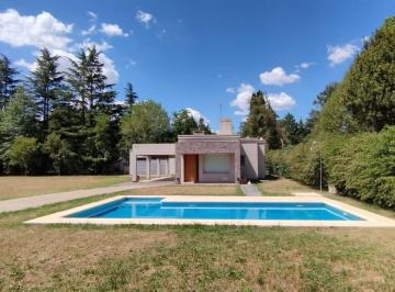 Quinta vacacional · 160m² · 5 Ambientes · 2 Cocheras · Quinta en Alquiler en Barrio Rincón del Cielo