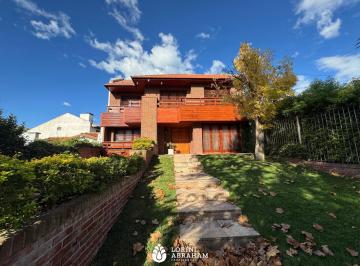 Casa · 220m² · 4 Ambientes · 2 Cocheras · Venta Importante Chalet en Parque Luro! Apto Credito