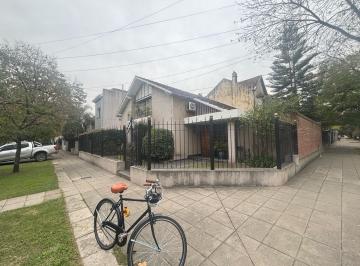 Casa · 321m² · 5 Ambientes · 3 Cocheras · Chalet de 3 Dorm. en Dos Plantas