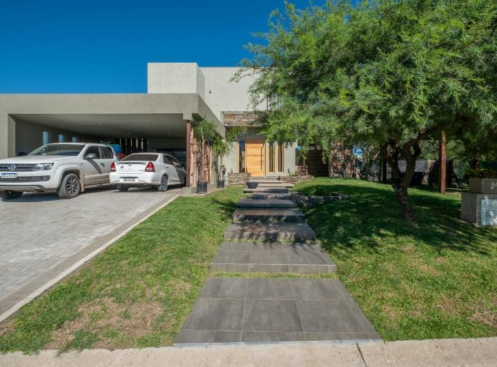Casa · 250m² · 5 Ambientes · 1 Cochera