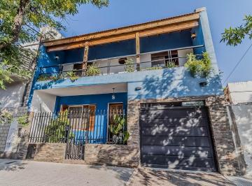 Casa · 122m² · 5 Ambientes · 1 Cochera · Encantadora Casa de 5 Ambientes con Amplios Espacios y Excelente Ubicación