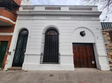 Casa · 261m² · 4 Ambientes · 1 Cochera · Venta - Casa 4 Amb Refaccionada - Apto Credito