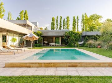 Casa · 370m² · 4 Dormitorios · 3 Cocheras · Casa en Calle Medrano Callejón Privado - Chacras de Coria