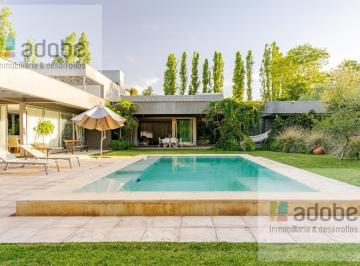 Casa · 370m² · 4 Dormitorios · 3 Cocheras · Casa en Calle Medrano Callejón Privado - Chacras de Coria