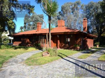 Casa · 237m² · 5 Ambientes · 2 Cocheras · Casa en Venta en Mapuche Country Club. Acepta Permuta