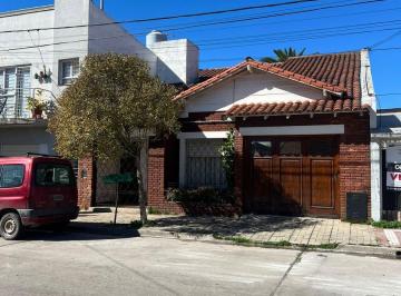 Casa · 200m² · 4 Ambientes · 1 Cochera · Casa en San Juan