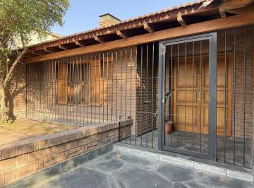 Casa · 268m² · 6 Ambientes · 1 Cochera · 4 Hab/3 Baños/cochera/amplio Jardin