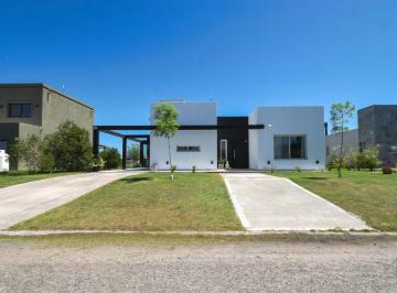 Casa · 126m² · 4 Ambientes · 2 Cocheras · Venta Casa Pb 4 Ambientes Barrio San Lucas