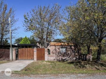 Casa · 199m² · 6 Ambientes · 2 Cocheras · Casa 3 Dorm. con Jardín - Tobas 1800 - Roldan | Venta