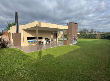 Casa · 76m² · 2 Ambientes · 2 Cocheras · Alquiler Casa en Funes de un Dormitorio con Pileta