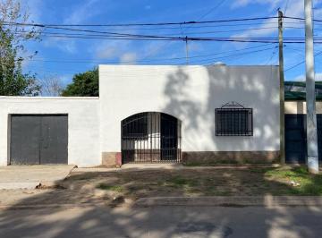 Casa · 85m² · 3 Ambientes · 1 Cochera · Casa Sobre Av French, con Patio y Cochera