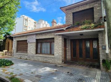 Casa · 269m² · 6 Ambientes · 1 Cochera · Chalet en Rawson y Catamarca