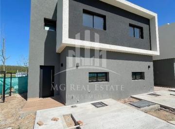Departamento · 90m² · 4 Ambientes · 1 Cochera · Muy Buenas Unidades en Alquiler - El Aljibe Townhouses