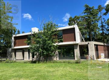 Casa · 220m² · 4 Ambientes · 2 Cocheras · Casa en Venta y en Alquiler en Greenville Polo Resort