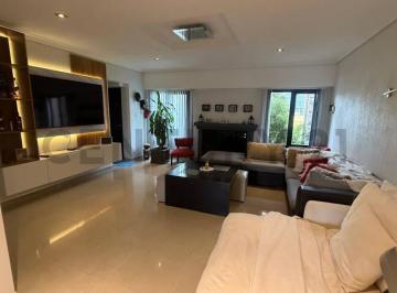 Casa · 234m² · 7 Ambientes · 2 Cocheras · Casa a La Venta en Lisandro Olmos
