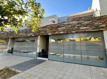 Casa · 153m² · 3 Ambientes · 2 Cocheras · Casa Duplex en Venta - Zona Club de Campo