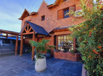 Casa · 530m² · 5 Ambientes · 1 Cochera · Venta de Casa 3 Dorm con Pileta y Quincho en Plottier, Neuquén