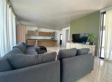 Campo · 167m² · 5 Ambientes · 2 Cocheras · Moderna Casa 4 Dorm. con Pileta en Horizontes Al Sur - Lista Para Mudarse