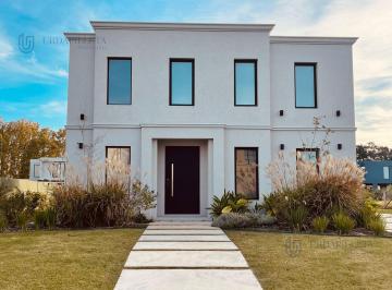 Casa · 220m² · 4 Ambientes · 2 Cocheras · Casa en Venta en Pilara a Estrenar en Lote Central - La Calesa - Pilar