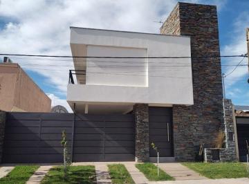 Casa · 217m² · 8 Ambientes · 2 Cocheras · Venta Casa Alto Rodeo 220 m Cubiertos 2 Pisos