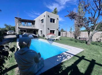 Casa · 252m² · 4 Ambientes · 1 Cochera · Venta | Moderna Casa 3 Dorm. con Piscina | Palmira